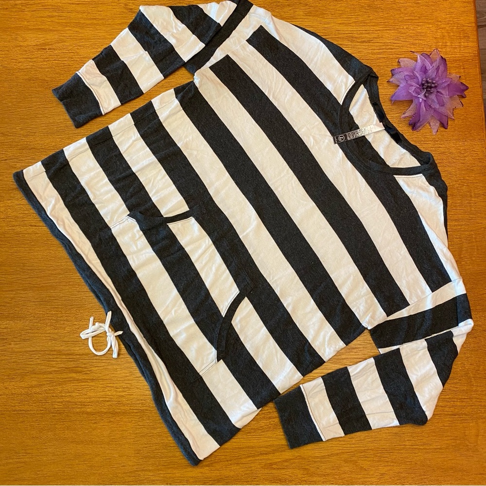 Black & white stripe pullover with front tie & pocket size L